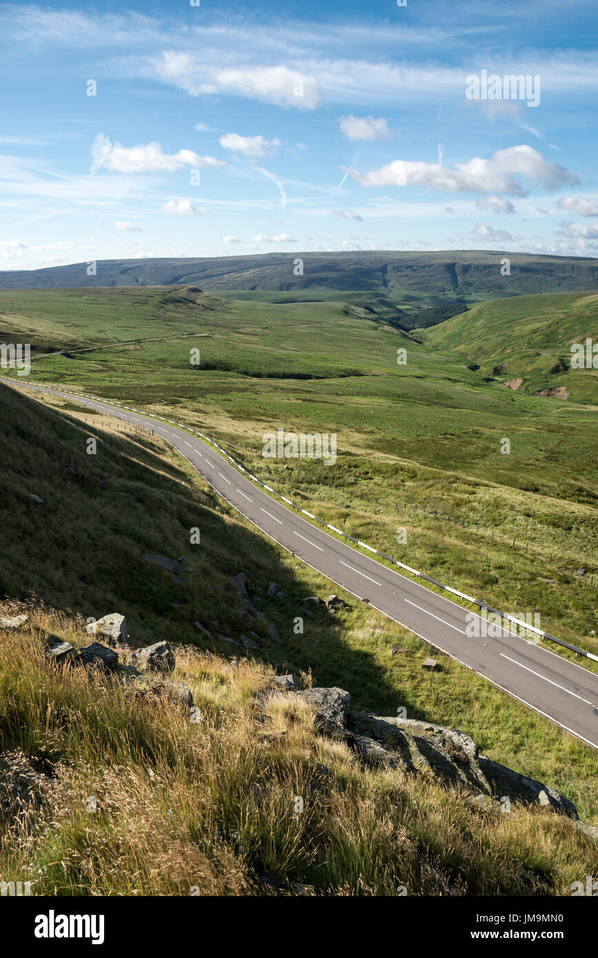 L'A6024 Woodhead strada sopra il Pennines sul confine del Derbyshire e West Yorkshire. Foto Stock