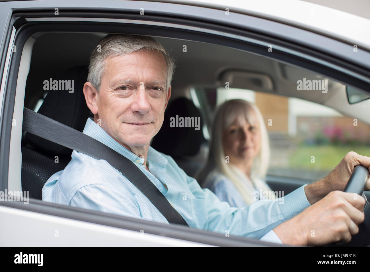 Ritratto di sorridente coppia Senior in viaggio in auto insieme Foto Stock