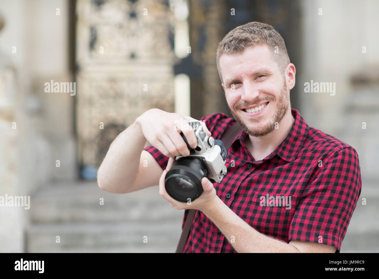 Ritratto di fotografo maschio lavora in strada Foto Stock