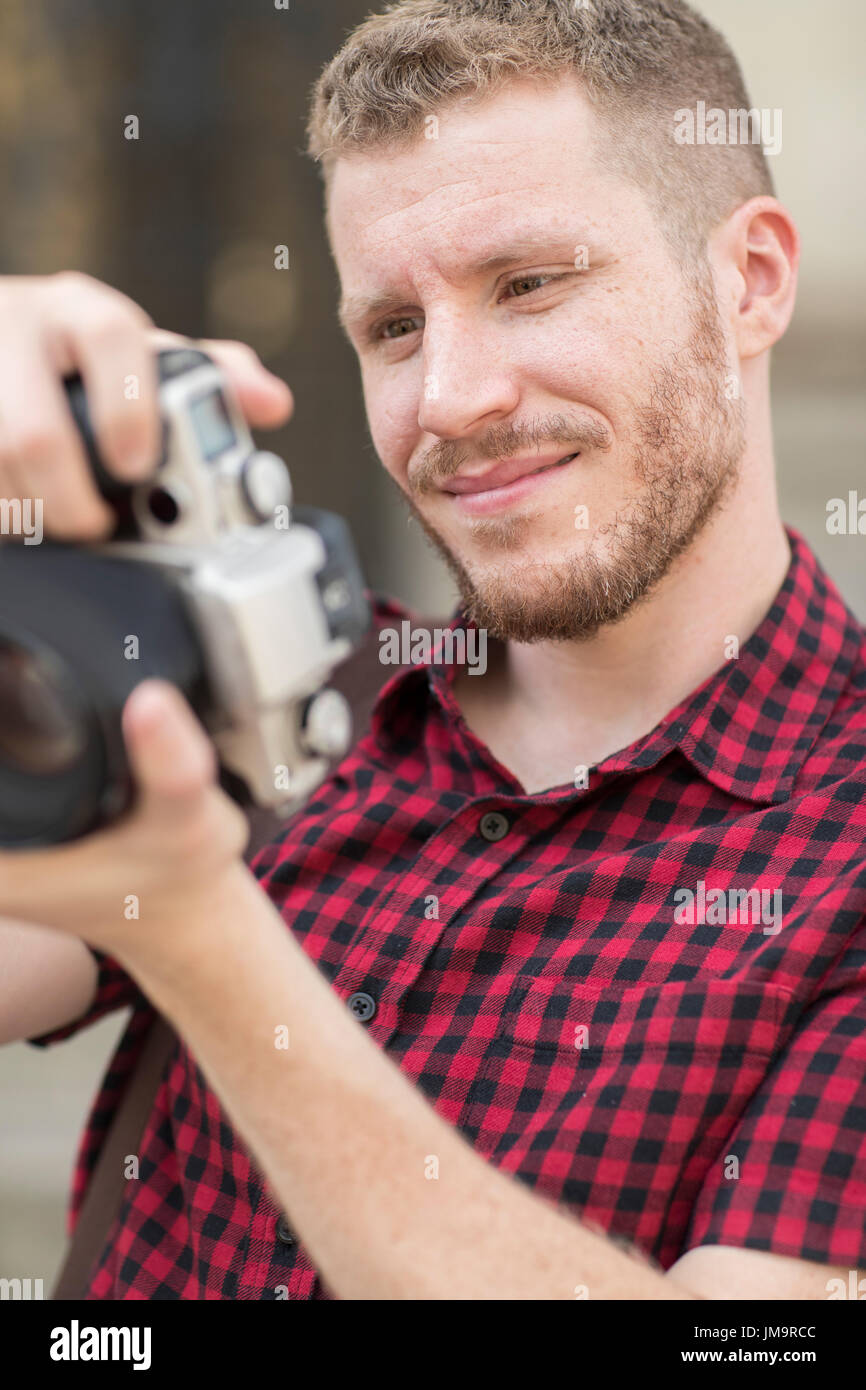 Fotografo di sesso maschile che lavorano in strada Foto Stock