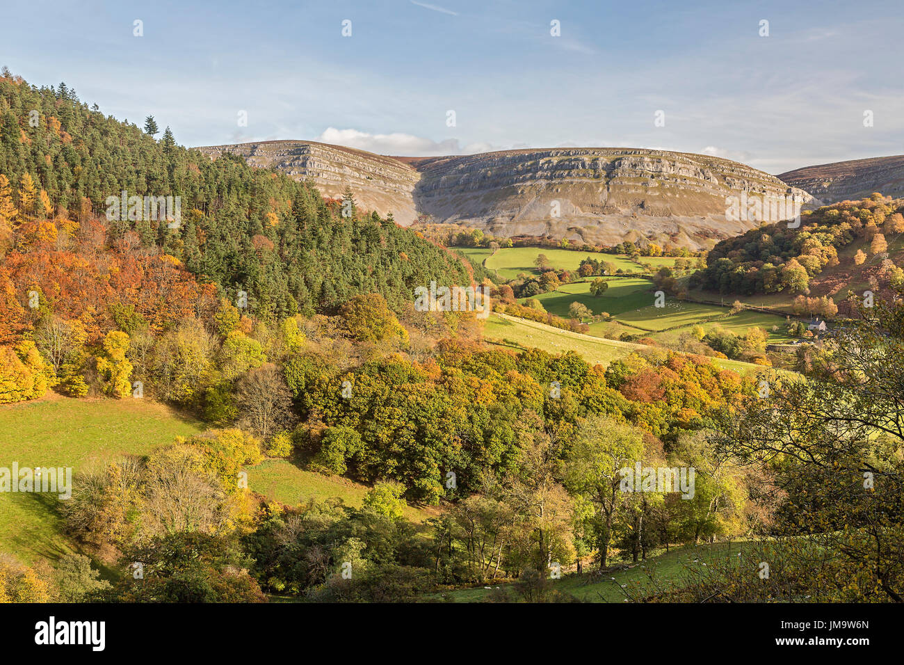 Guardando ad ovest attraverso il Fiume Eglwyseg valley verso il Monte Eglwyseg che mostra una parte della scarpata Eglwyseg e la piantagione di Foel sulla sinistra in Foto Stock