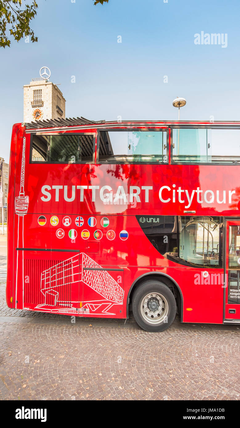Red stuttgart city bus tour, torre della stazione centrale con la stella Mercedes in background, Stoccarda, BADEN-WUERTTEMBERG, Germania Foto Stock