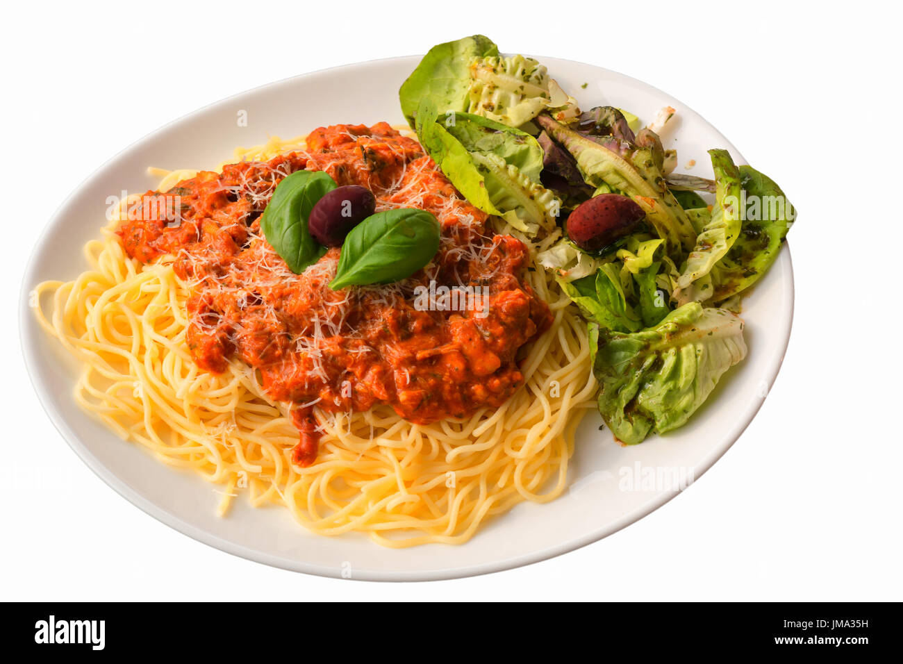 Spaghetti alla Bolognese con foglia di basilico, insalata e rosso olive spagnolo Foto Stock