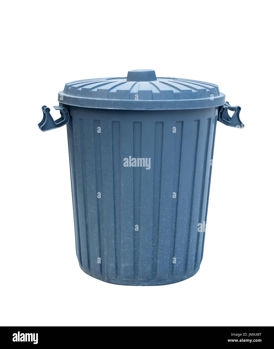 Blue recycling bin. Isolato su sfondo bianco con copia spazio e tracciato di ritaglio Foto Stock