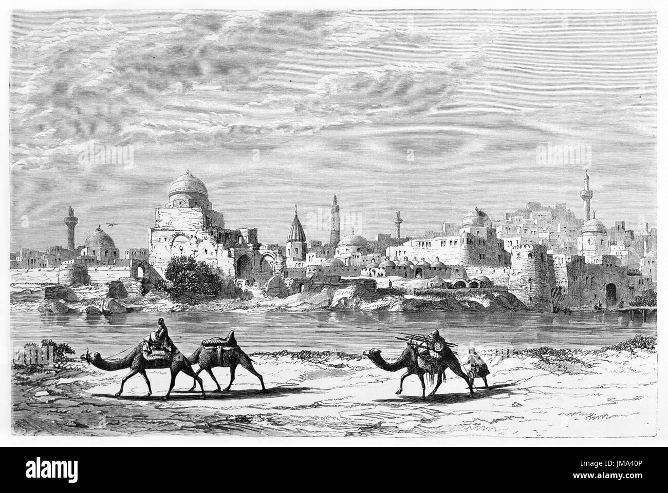 Mosul arabo caldo paesaggio urbano dalla riva del fiume Tigris camminato da persone su cammelli. Antica arte di stile acquaforte di Flandin, le Tour du Monde, 1861 Foto Stock