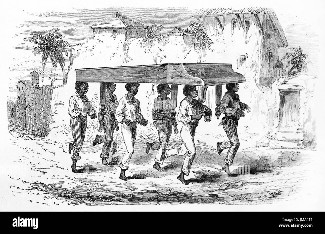 Uomini a piedi nudi che muovono un pianoforte all'aperto nelle strade di Rio de Janeiro usando la testa come supporto. Etching Style art di Riou, le Tour du Monde, 1861 Foto Stock