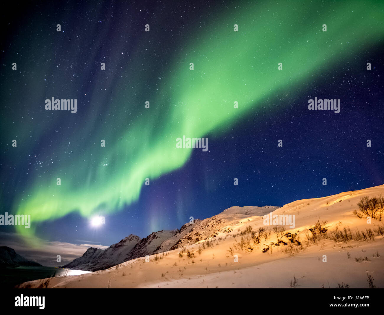 Aurora Boreale in Tromso, Norvegia nella parte anteriore del fiordo norvegese in inverno Foto Stock