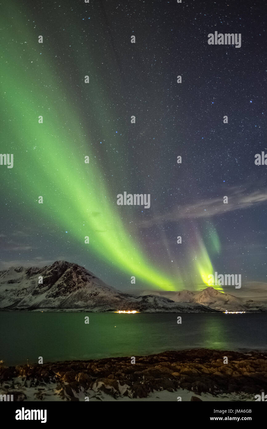 Aurora Boreale in Tromso, Norvegia nella parte anteriore del fiordo norvegese in inverno Foto Stock