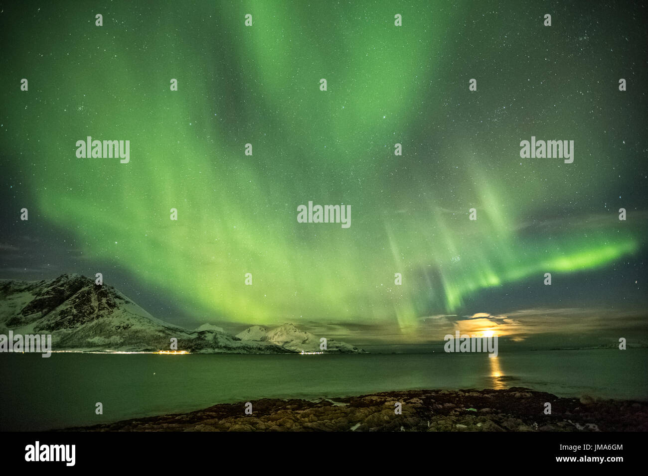 Aurora Boreale in Tromso, Norvegia nella parte anteriore del fiordo norvegese in inverno Foto Stock