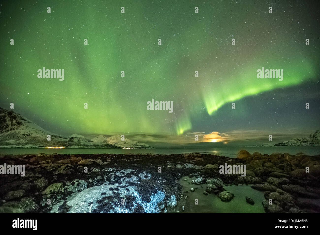 Aurora Boreale in Tromso, Norvegia nella parte anteriore del fiordo norvegese in inverno Foto Stock