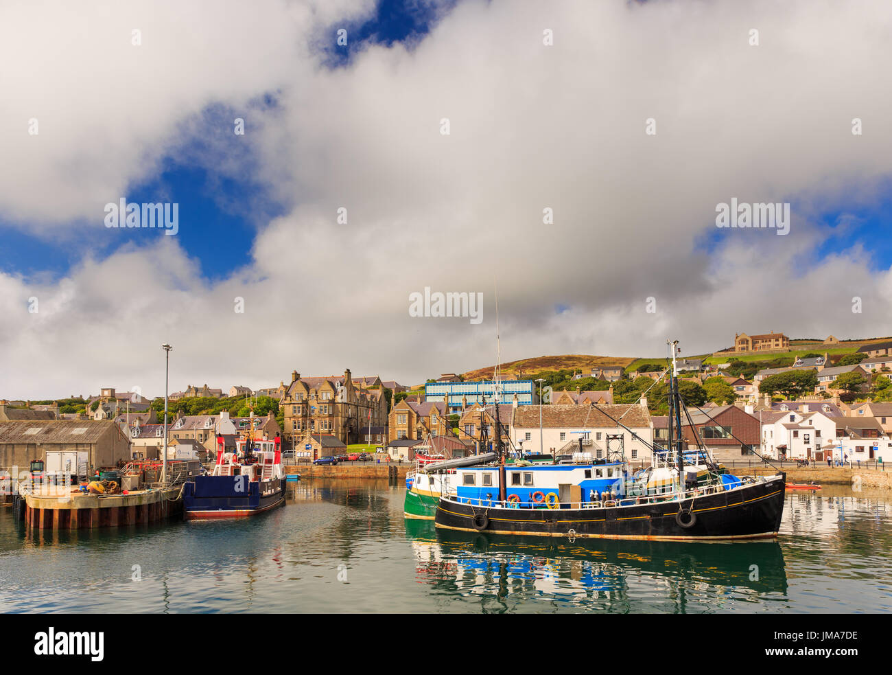 Barche da pesca ormeggiate nel porto. Stromness, isole Orcadi, Scozia. Foto Stock