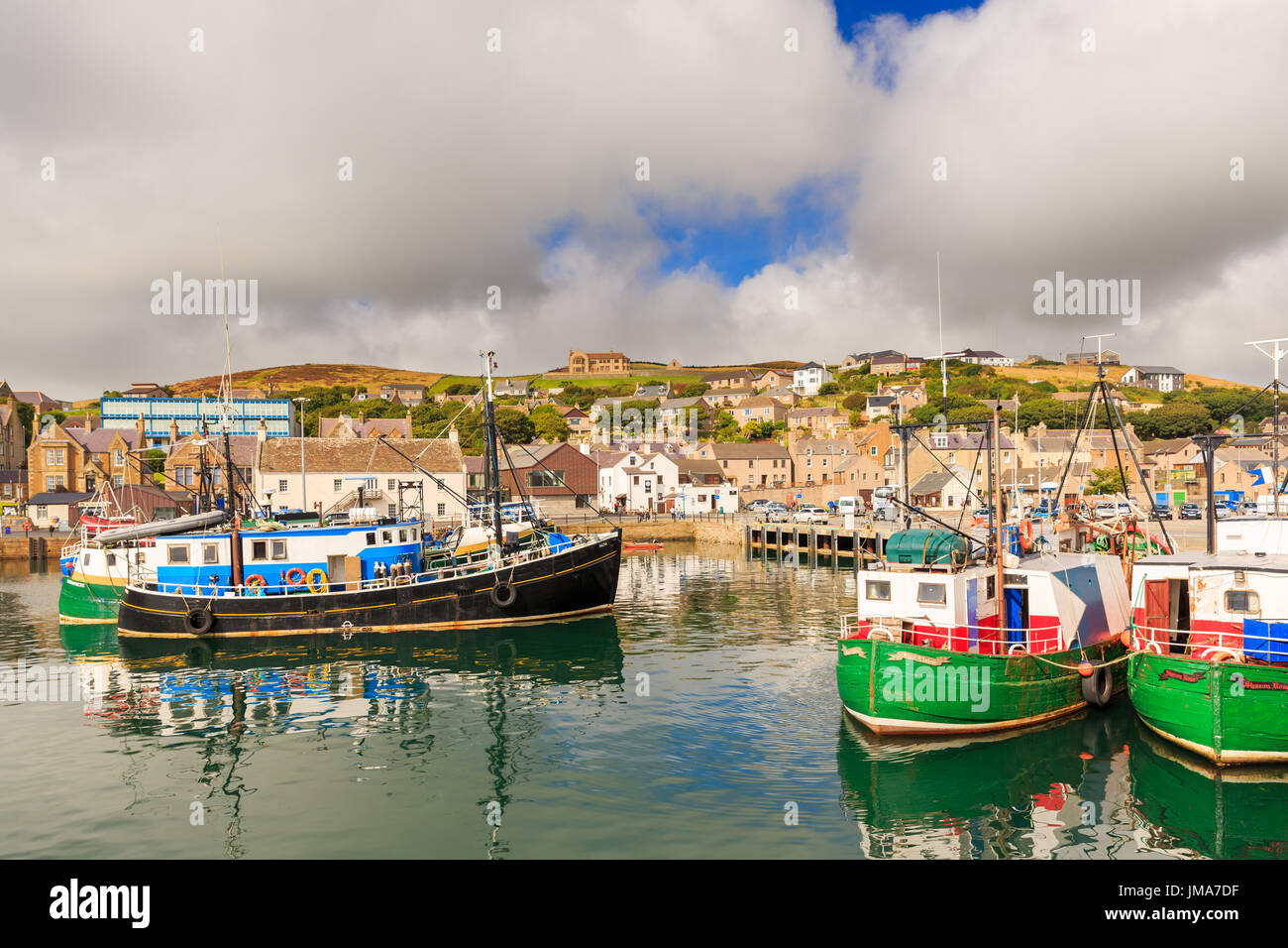 Barche da pesca ormeggiate nel porto. Stromness, isole Orcadi, Scozia. Foto Stock