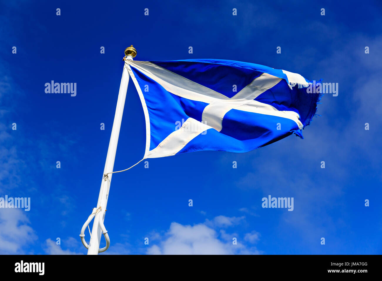 La si intraversa, bandiera di sant Andrea, il santo patrono della Scozia, windy blue sky Foto Stock