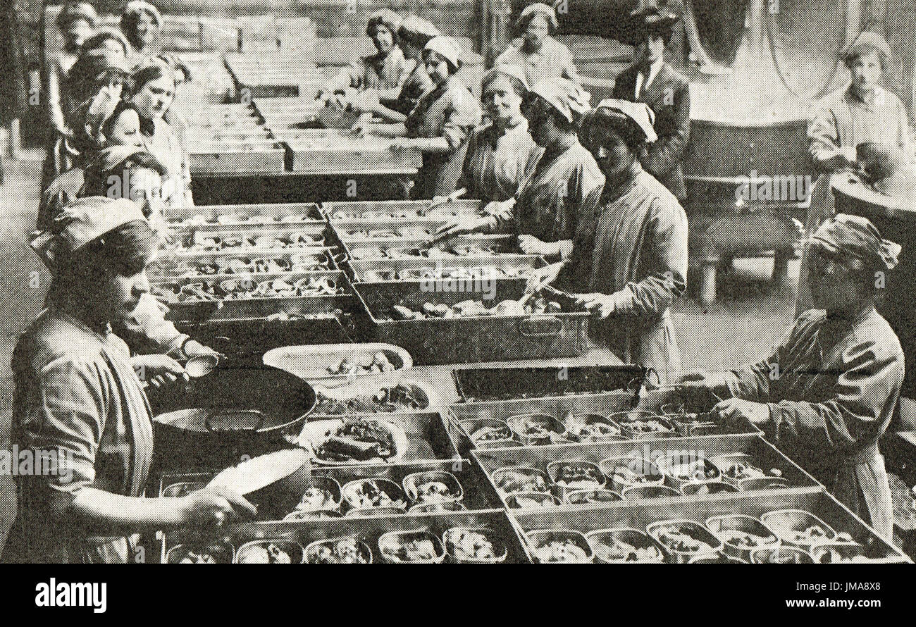 Le donne per la cottura in un esercito cucina Dartford Kent, ww1 Foto Stock