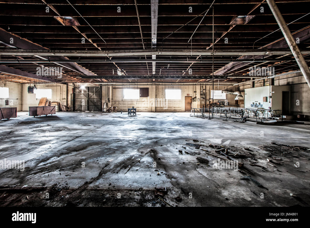 Magazzino vuoto con la luce che brilla attraverso Foto Stock