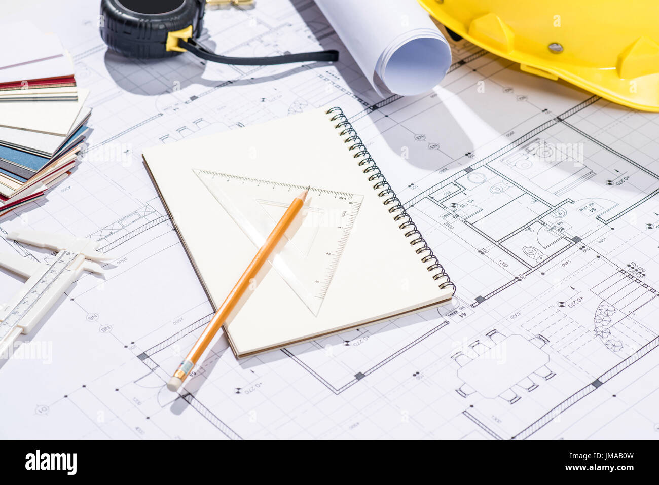 I progetti di costruzione. Pianificazione. Aprire blueprint con una matita e notebook. Foto Stock