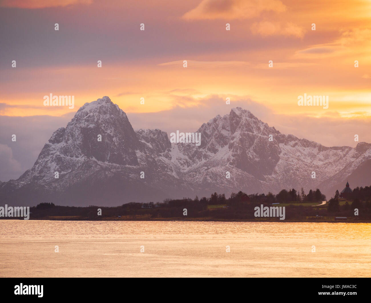 La gamma della montagna in Lofoten Isola Arcipelago, Nordland County, Norvegia. Visto da un Hurtigruten Coastal Express brocca nave avvicinando Stokmarknes, Foto Stock