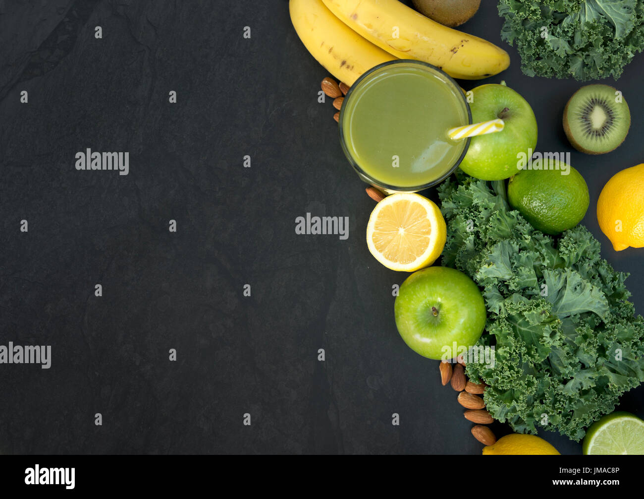 Uno stile di vita sano concetto con un bicchiere di verde smoothie con frutta e verdura compresi Kale e agrumi. Foto Stock