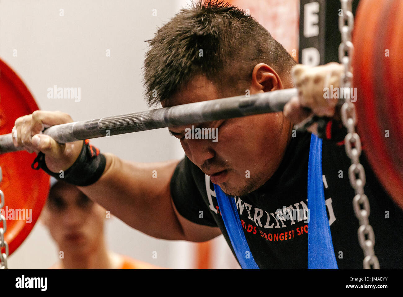 Tentativo di record in squat powerlifter atleta dalla Mongolia durante  Сhampionship dell Asia sul powerlifting Foto stock - Alamy