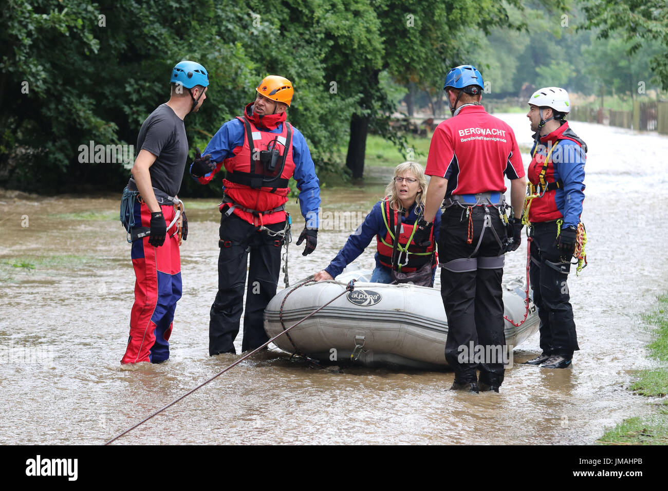 Silstedt, Germania. 26 Luglio, 2017. Gli aiutanti del Bergwacht Harz (lit. mountain rescue) recuperare una persona in una barca di gomma in Silstedt, Germania, 26 luglio 2017. Parti del distretto di Wernigerode sono tagliati fuori dal mondo esterno a causa dell'alluvione. Il livello di acqua in alcuni fiumi nello stato della Sassonia-Anhalt è notevolmente aumentato a causa delle continue piogge. I fiumi nella regione di Harz sono diventati fortemente rigonfiati in un tempo molto breve, come annunciato dall'acqua alta centrale di predizione in Magdeburg sul loro sito web su Martedì. Foto: Matthias Bein/dpa-Zentralbild/dpa/Alamy Live News Foto Stock