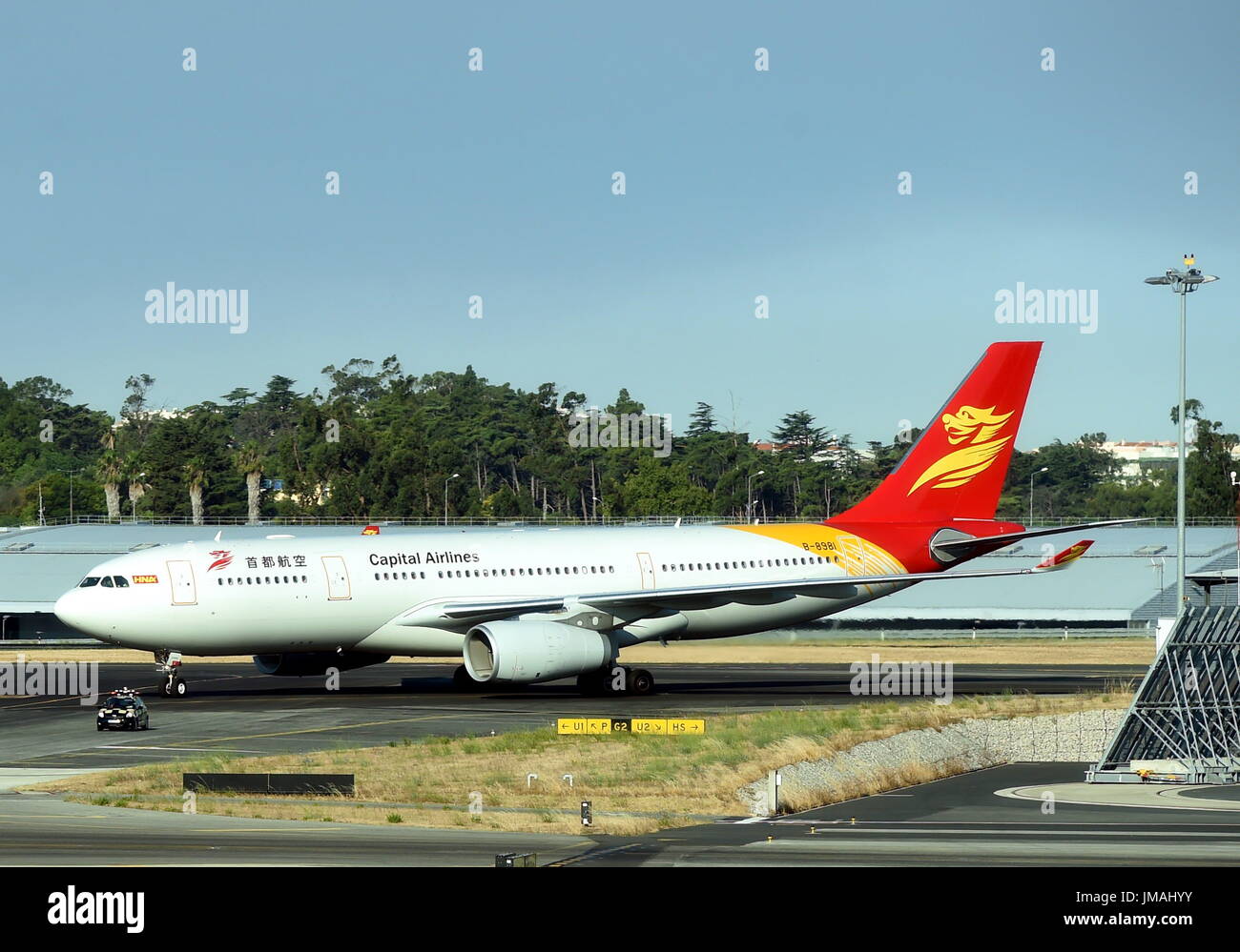 Lisbona, Humberto Delgado Aeroporto. 26 Luglio, 2017. Il primo volo diretto dalla Cina è Hangzhou alla capitale portoghese Lisbona via Pechino, capitale della Cina, terre al Humberto Delgado, Aeroporto di Lisbona sulla luglio 26, 2017. Un percorso di aria tra Hangzhou, a Pechino e a Lisbona è stato inaugurato martedì, il primo volo diretto che collega il capitali della Cina e il Portogallo. Credito: Zhang Liyun/Xinhua/Alamy Live News Foto Stock