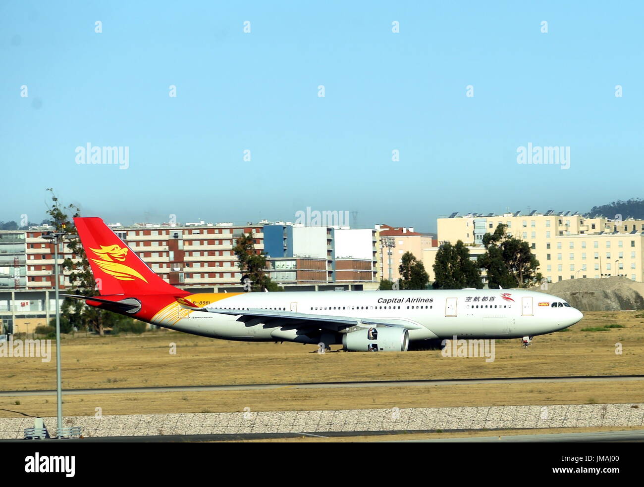 Lisbona, Humberto Delgado Aeroporto. 26 Luglio, 2017. Il primo volo diretto dalla Cina è Hangzhou alla capitale portoghese Lisbona via Pechino, capitale della Cina, terre al Humberto Delgado, Aeroporto di Lisbona sulla luglio 26, 2017. Un percorso di aria tra Hangzhou, a Pechino e a Lisbona è stato inaugurato martedì, il primo volo diretto che collega il capitali della Cina e il Portogallo. Credito: Zhang Liyun/Xinhua/Alamy Live News Foto Stock