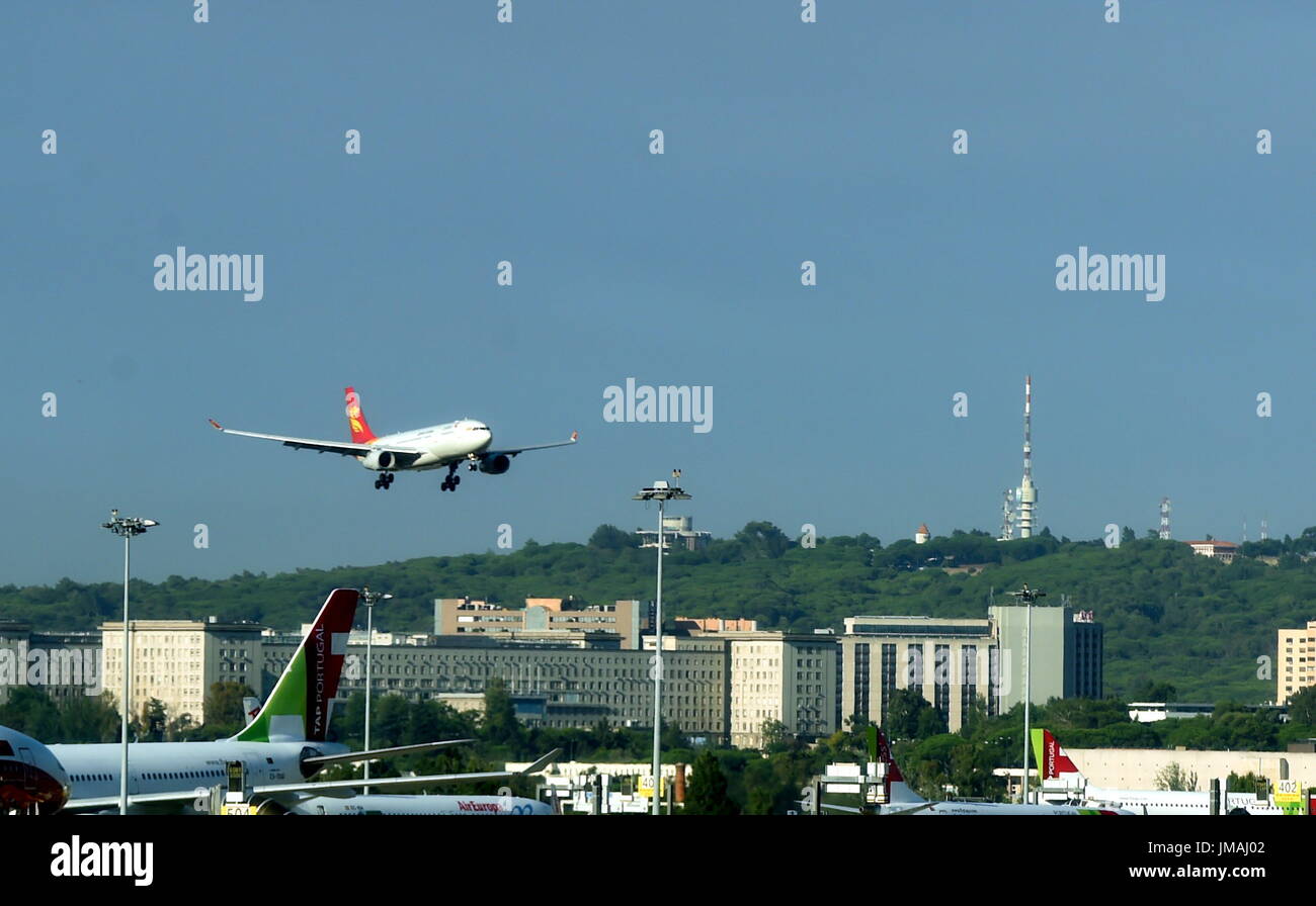 Lisbona, Humberto Delgado Aeroporto. 26 Luglio, 2017. Il primo volo diretto dalla Cina è Hangzhou alla capitale portoghese Lisbona via Pechino, capitale della Cina, è lo sbarco a Humberto Delgado, Aeroporto di Lisbona sulla luglio 26, 2017. Un percorso di aria tra Hangzhou, a Pechino e a Lisbona è stato inaugurato martedì, il primo volo diretto che collega il capitali della Cina e il Portogallo. Credito: Zhang Liyun/Xinhua/Alamy Live News Foto Stock