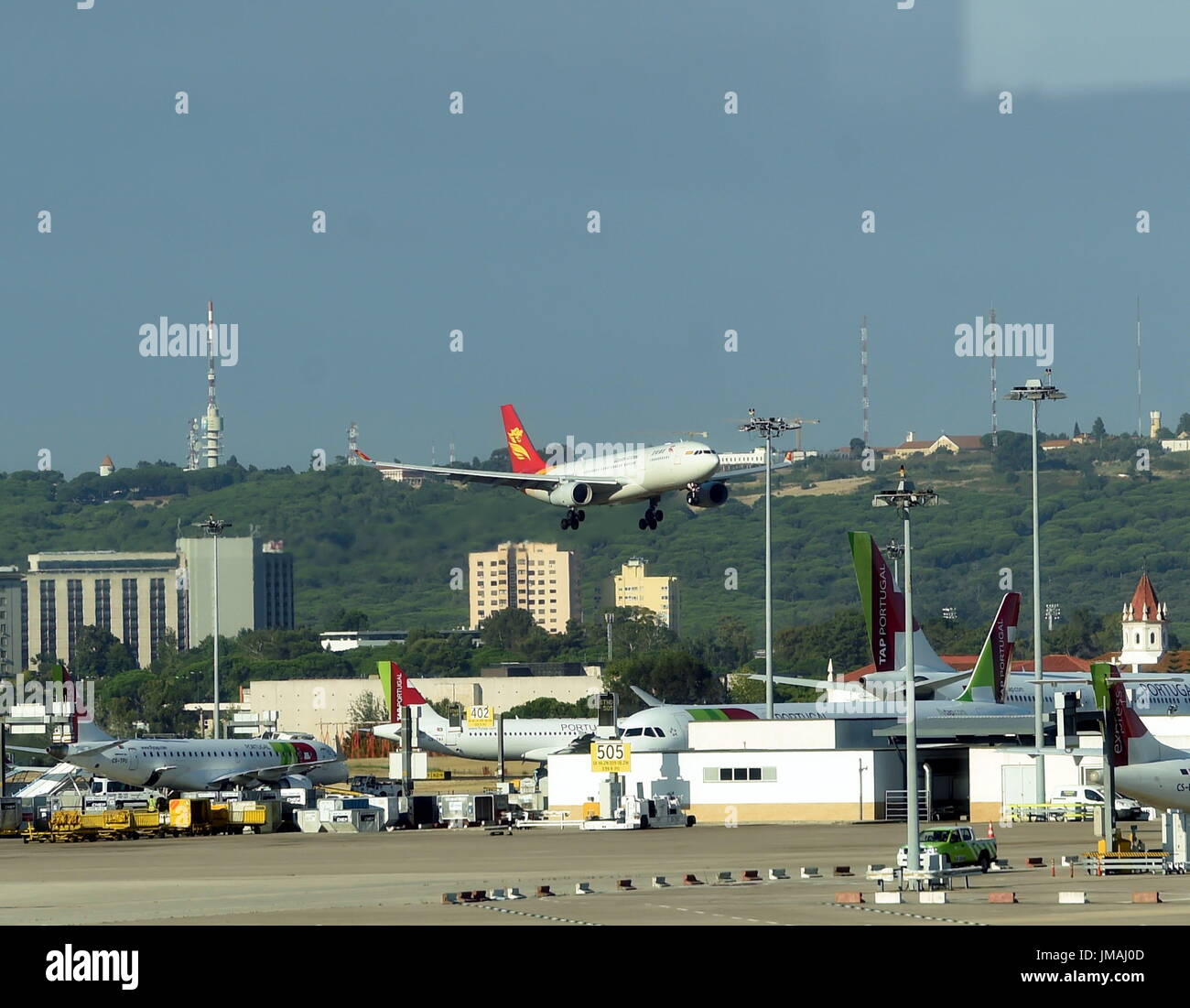 Lisbona, Humberto Delgado Aeroporto. 26 Luglio, 2017. Il primo volo diretto dalla Cina è Hangzhou alla capitale portoghese Lisbona via Pechino, capitale della Cina, è lo sbarco a Humberto Delgado, Aeroporto di Lisbona sulla luglio 26, 2017. Un percorso di aria tra Hangzhou, a Pechino e a Lisbona è stato inaugurato martedì, il primo volo diretto che collega il capitali della Cina e il Portogallo. Credito: Zhang Liyun/Xinhua/Alamy Live News Foto Stock