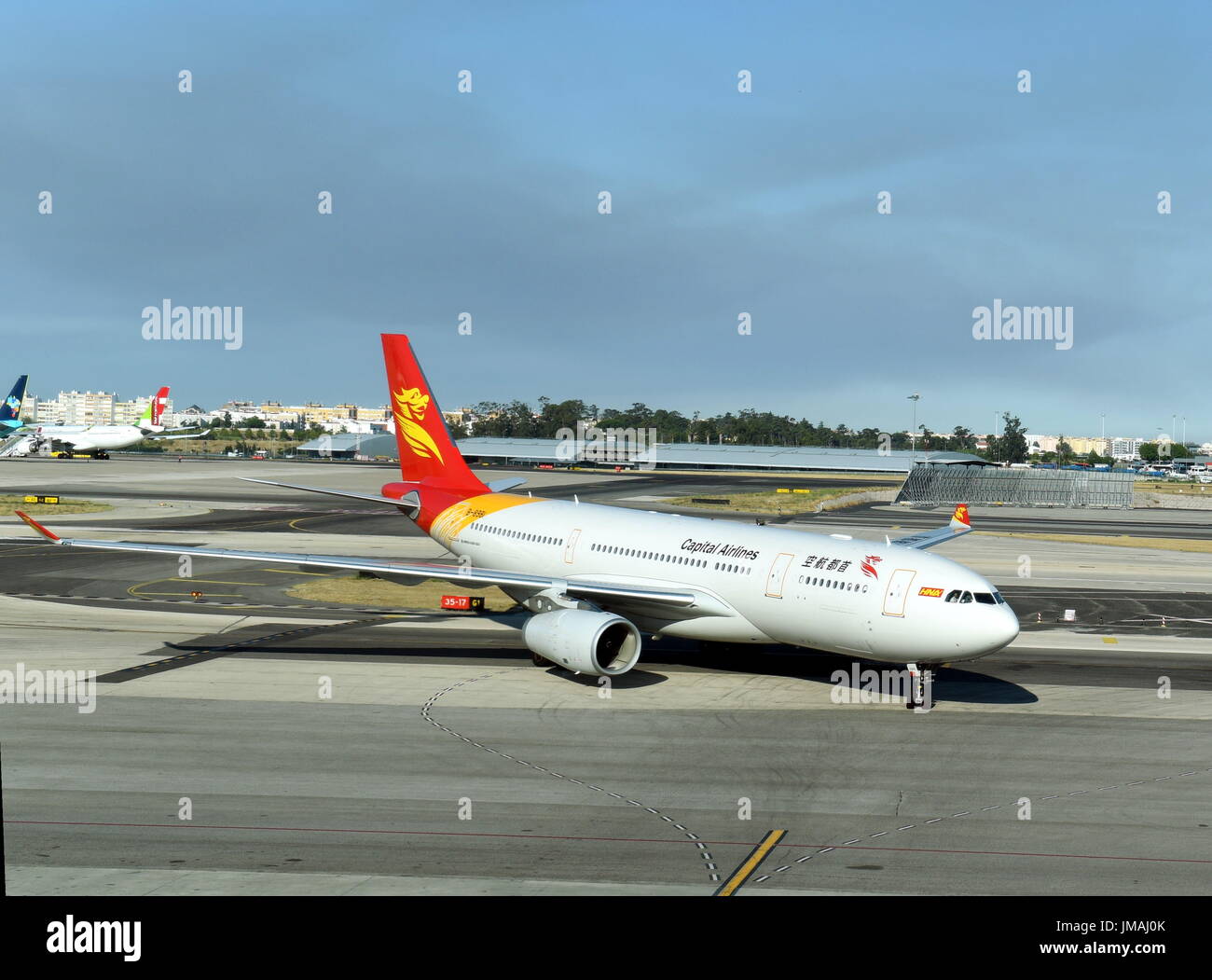 Lisbona, Humberto Delgado Aeroporto. 26 Luglio, 2017. Il primo volo diretto dalla Cina è Hangzhou alla capitale portoghese Lisbona via Pechino, capitale della Cina, terre al Humberto Delgado, Aeroporto di Lisbona sulla luglio 26, 2017. Un percorso di aria tra Hangzhou, a Pechino e a Lisbona è stato inaugurato martedì, il primo volo diretto che collega il capitali della Cina e il Portogallo. Credito: Zhang Liyun/Xinhua/Alamy Live News Foto Stock