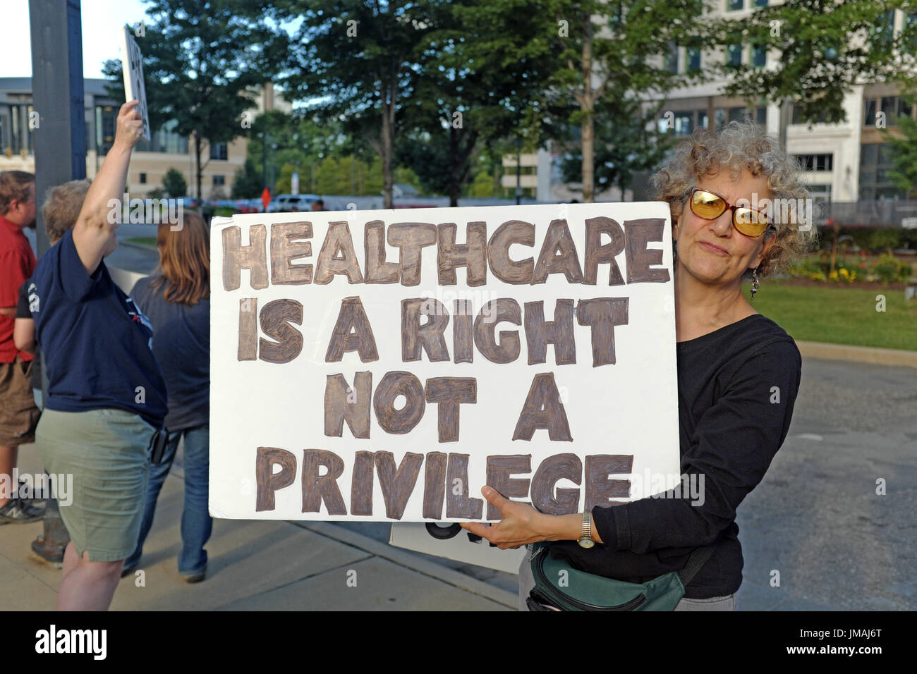 Youngstown, Ohio, Stati Uniti d'America. Xxv Luglio, 2017. I dimostranti di manifestare contro Trumpcare sulle strade di Youngstown, Ohio, Stati Uniti d'America, durante un raduno politico dal presidente Donald Trump Credito: Mark Kanning/Alamy Live News Foto Stock