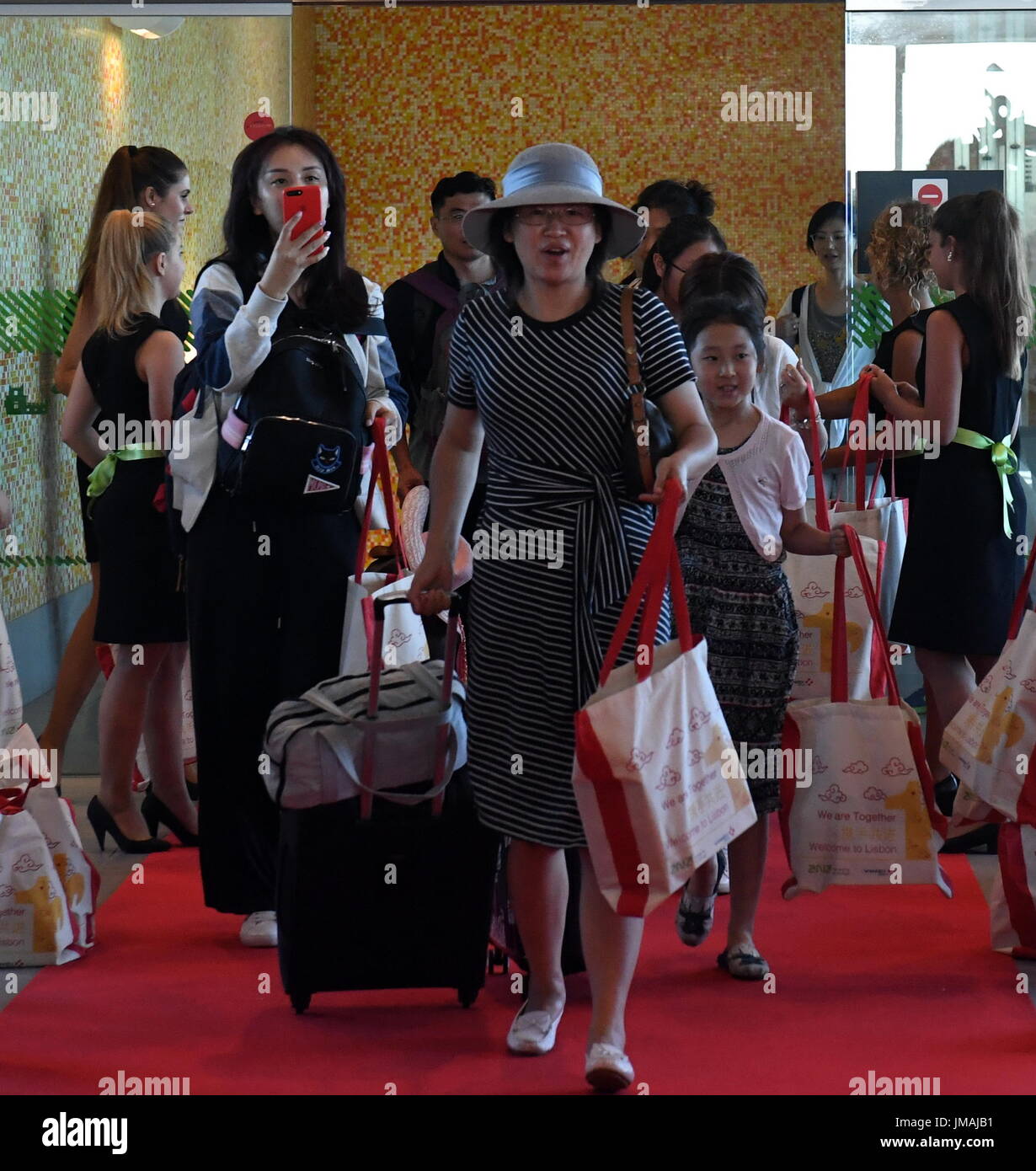 Lisbona, Humberto Delgado Aeroporto. 26 Luglio, 2017. I passeggeri sul primo volo diretto dalla Cina è Hangzhou alla capitale portoghese Lisbona via Pechino, capitale della Cina, arrivano al Humberto Delgado, Aeroporto di Lisbona sulla luglio 26, 2017. Un percorso di aria tra Hangzhou, a Pechino e a Lisbona è stato inaugurato martedì, il primo volo diretto che collega il capitali della Cina e il Portogallo. Credito: Zhang Liyun/Xinhua/Alamy Live News Foto Stock