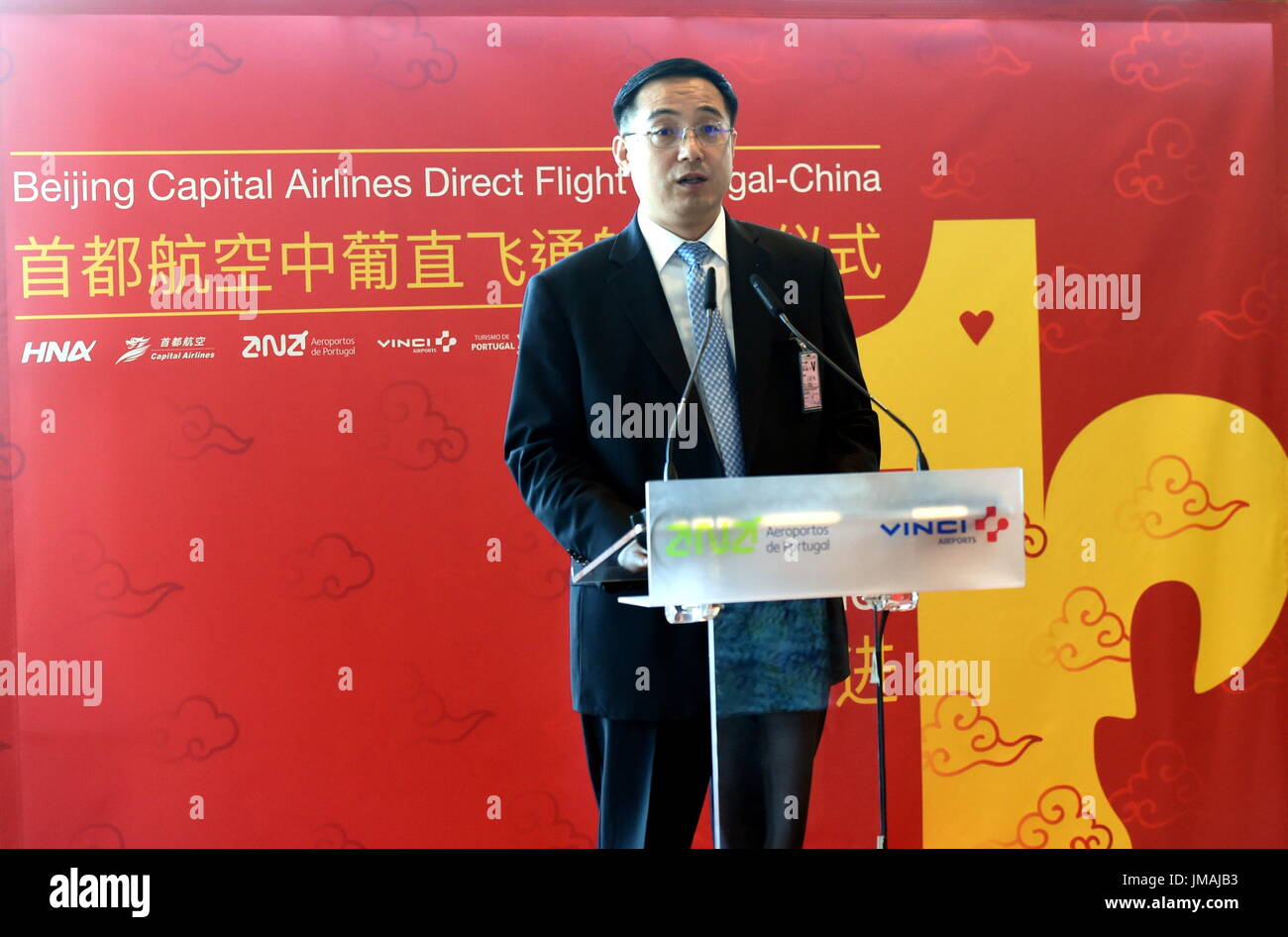 Lisbona. 26 Luglio, 2017. Ambasciatore cinese al Portogallo Cai eseguire parla alla cerimonia inaugurale del primo volo diretto dalla Cina è Hangzhou alla capitale portoghese Lisbona via Pechino, capitale della Cina il 26 luglio 2017. Il volo è atterrato a Humberto Delgado, Aeroporto di Lisbona sul mercoledì. Un percorso di aria tra Hangzhou, a Pechino e a Lisbona è stato inaugurato martedì, il primo volo diretto che collega il capitali della Cina e il Portogallo. Credito: Zhang Liyun/Xinhua/Alamy Live News Foto Stock