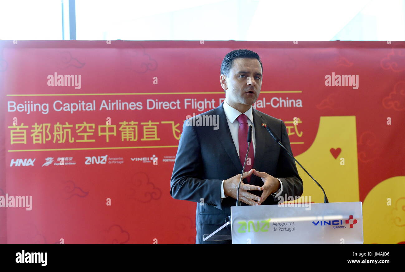Lisbona. 26 Luglio, 2017. Ministro portoghese per la pianificazione e le infrastrutture Pedro Marques parla alla cerimonia inaugurale del primo volo diretto dalla Cina è Hangzhou alla capitale portoghese Lisbona via Pechino, capitale della Cina il 26 luglio 2017. Il volo è atterrato a Humberto Delgado, Aeroporto di Lisbona sul mercoledì. Un percorso di aria tra Hangzhou, a Pechino e a Lisbona è stato inaugurato martedì, il primo volo diretto che collega il capitali della Cina e il Portogallo. Credito: Zhang Liyun/Xinhua/Alamy Live News Foto Stock