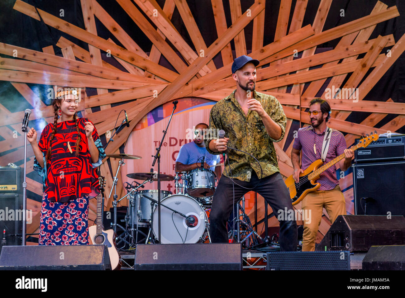 Ta'kaiya Blaney suona con i boom al Drum is Calling Festival, Canada 150+ evento, Larwill Park, Vancouver, British Columbia, Canada. Foto Stock