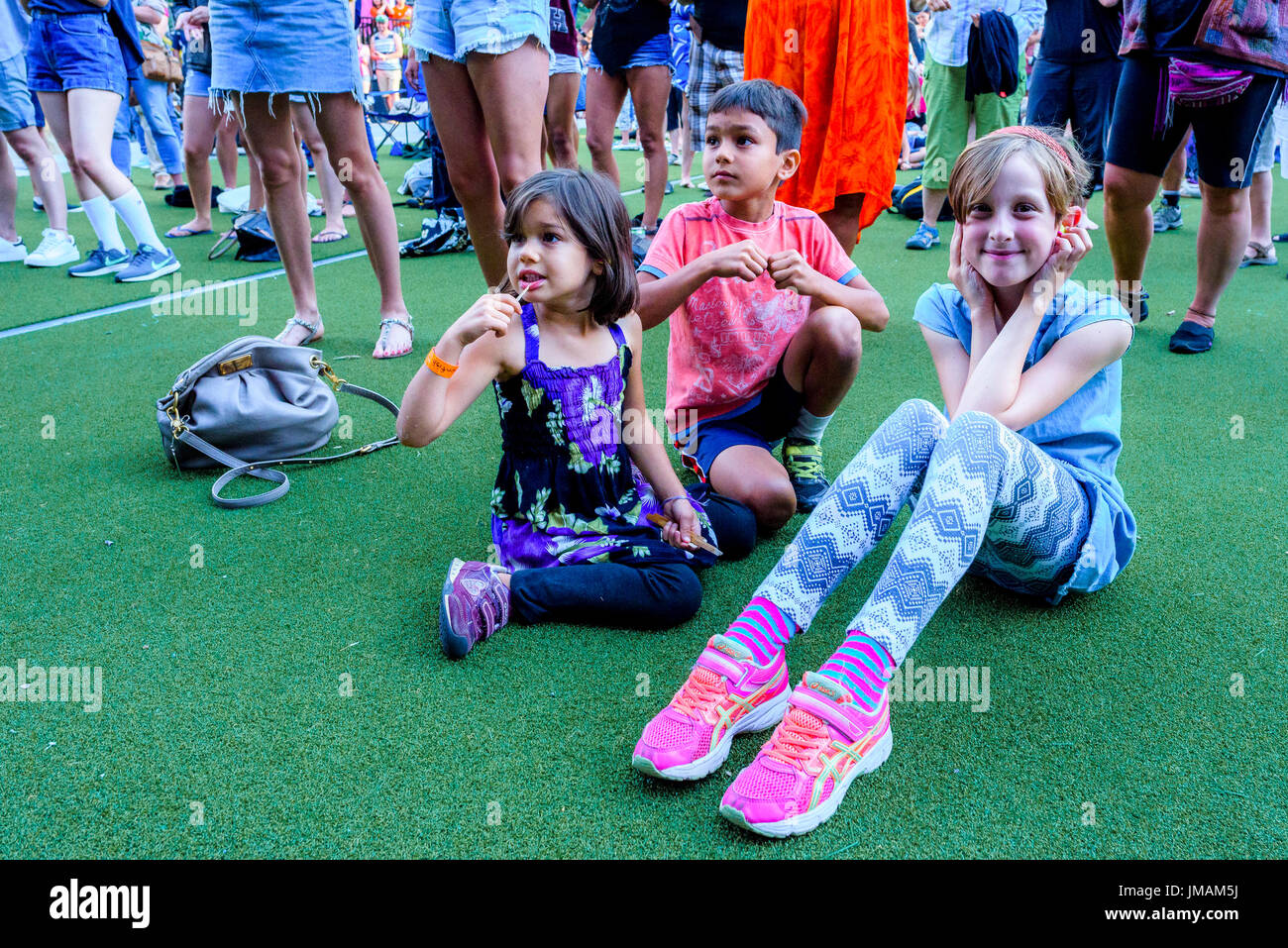 Vancouver, Canada. Xxv Luglio, 2017. Kids godendo il tamburo è chiamando Festival, Canada 150+ event, Larwill Park, Vancouver, British Columbia, Canada. Credito: Michael Wheatley/Alamy Live News Foto Stock