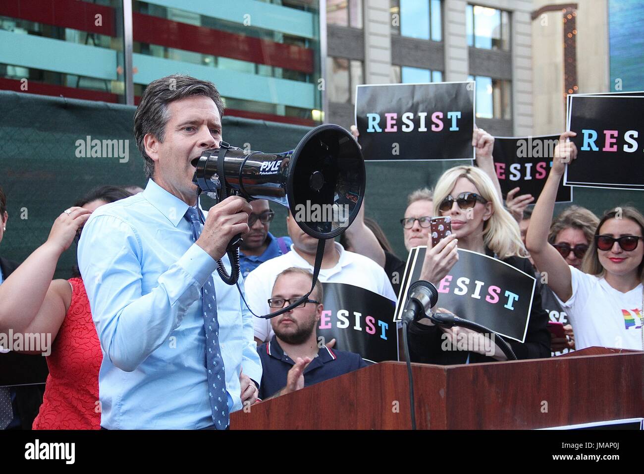 New York, NY, STATI UNITI D'AMERICA. 26 Luglio, 2017. NY Stato Senatore Brad Hoylman al rally in Times Square NEI CONFRONTI DEGLI STATI UNITI Presidente Donald Trump's divieto di transgender che serve in campo militare in New York New York il 26 luglio 2017. Credito: Rainmaker foto/media/punzone Alamy Live News Foto Stock