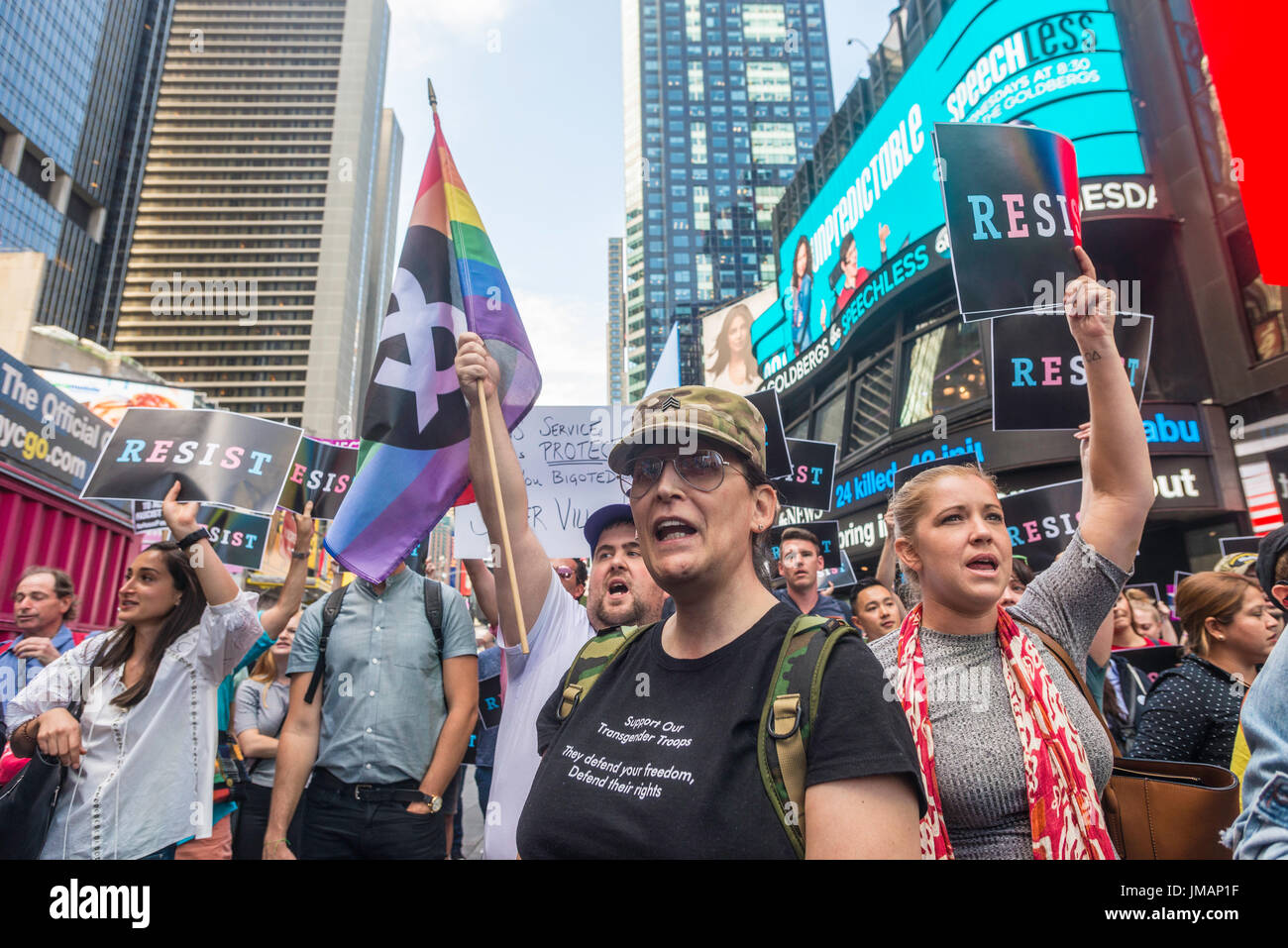 New York, NY 26 luglio 2017 in risposta al presidente Donald Trump's tweet per vietare transgender gente dai militari, avvocati, attivisti e alleati fatta convergere sul reclutamento militare nel centro di Times Square in segno di protesta. ©Stacy Rosenstock Walsh/Alamy Live News Foto Stock