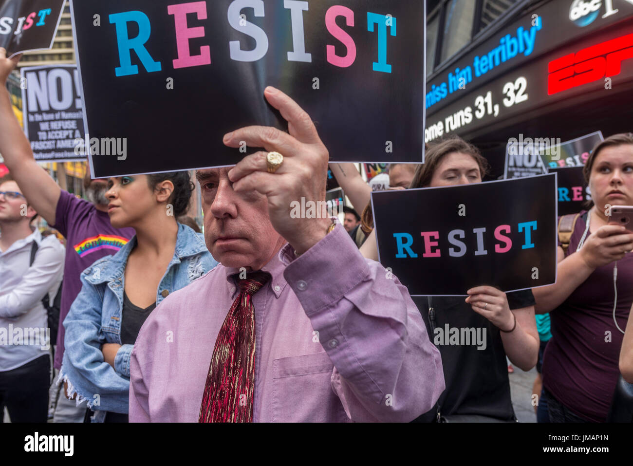 New York, NY 26 luglio 2017 in risposta al presidente Donald Trump's tweet per vietare transgender gente dai militari, avvocati, attivisti e alleati fatta convergere sul reclutamento militare nel centro di Times Square in segno di protesta. ©Stacy Rosenstock Walsh/Alamy Live News Foto Stock