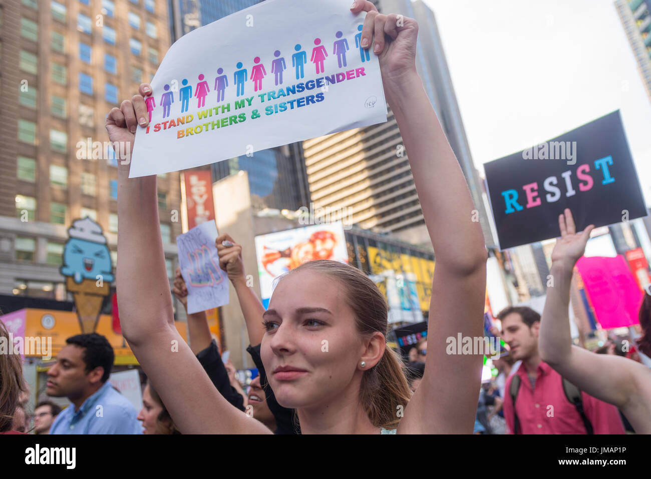 New York, NY 26 luglio 2017 in risposta al presidente Donald Trump's tweet per vietare transgender gente dai militari, avvocati, attivisti e alleati fatta convergere sul reclutamento militare nel centro di Times Square in segno di protesta. ©Stacy Rosenstock Walsh/Alamy Live News Foto Stock