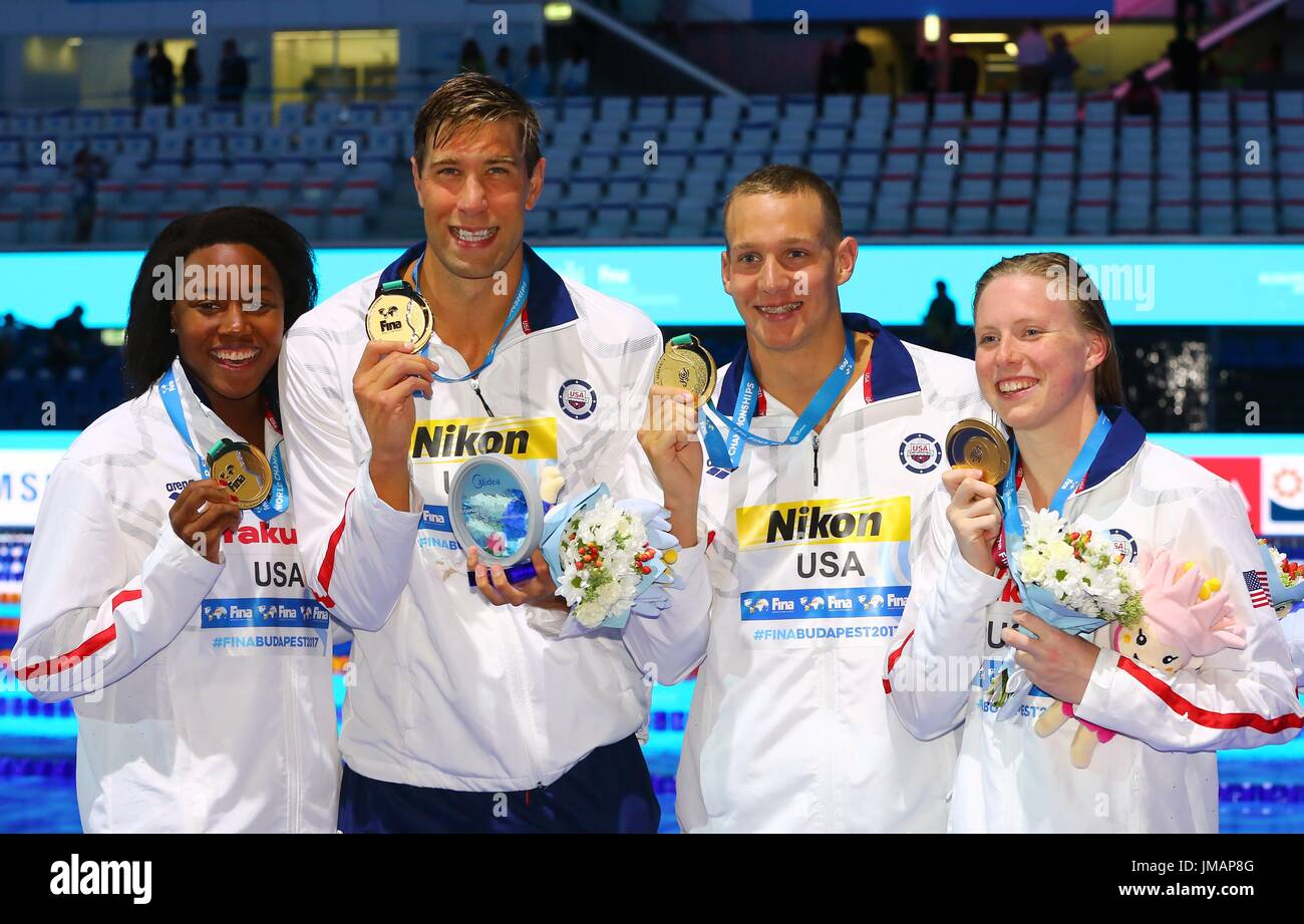 Budapest. 26 Luglio, 2017. Team U.S. partecipare alla cerimonia di premiazione per il mescolato 4x100m relè Medley evento al XVII Campionati del Mondo di nuoto FINA a Budapest, in Ungheria il 26 luglio 2017. Il Team USA ha vinto la medaglia d'oro con 3:38.56 e impostare un nuovo record del mondo. Credito: Gong Bing/Xinhua/Alamy Live News Foto Stock