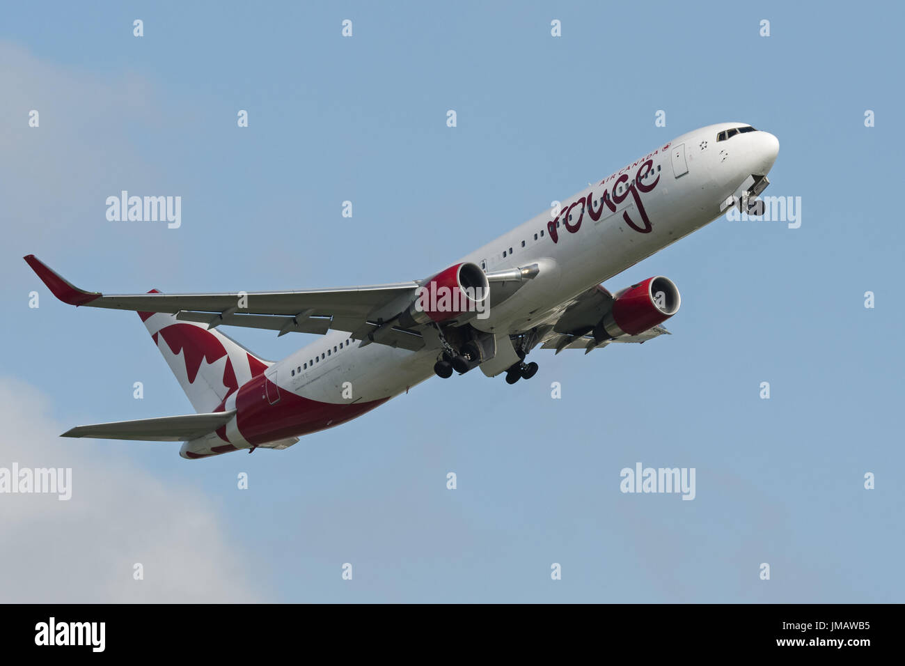 Richmond, British Columbia, Canada. Xxi Aprile, 2017. Un Air Canada Rouge Boeing 767 (767-300ER) wide-body jet aereo di linea in volo dopo il decollo dall'Aeroporto Internazionale di Vancouver. Credito: Bayne Stanley/ZUMA filo/Alamy Live News Foto Stock