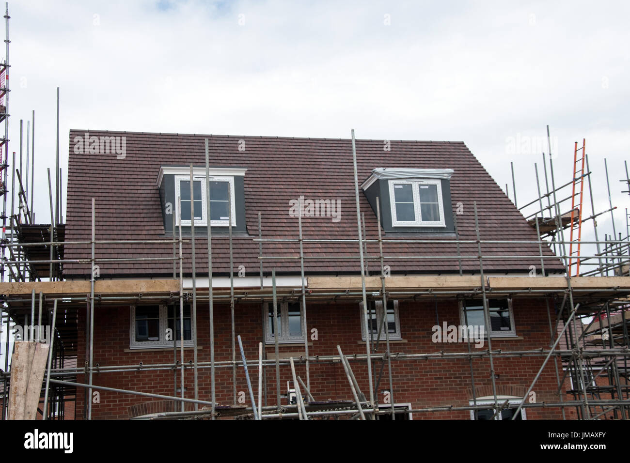 Maidstone, Kent, Regno Unito. Giovedì 27 Luglio 2017.con agenti immobiliari in tutto il paese che soffre di una contrazione del mercato immobiliare la costruzione di nuove case continua sul bordo di Maidstone, Foto Stock