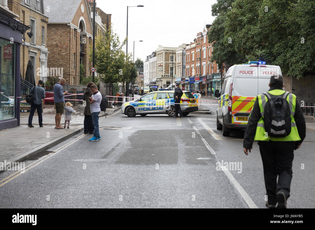 Londra, Regno Unito. 27 Luglio, 2017. Stoke Newington Church Street e altre strade chiuso dalla polizia nei pressi di Abney Park Cemetery a seguito di segnalazioni di pugnalare. Carol credito moiré/Alamy Live News. Foto Stock