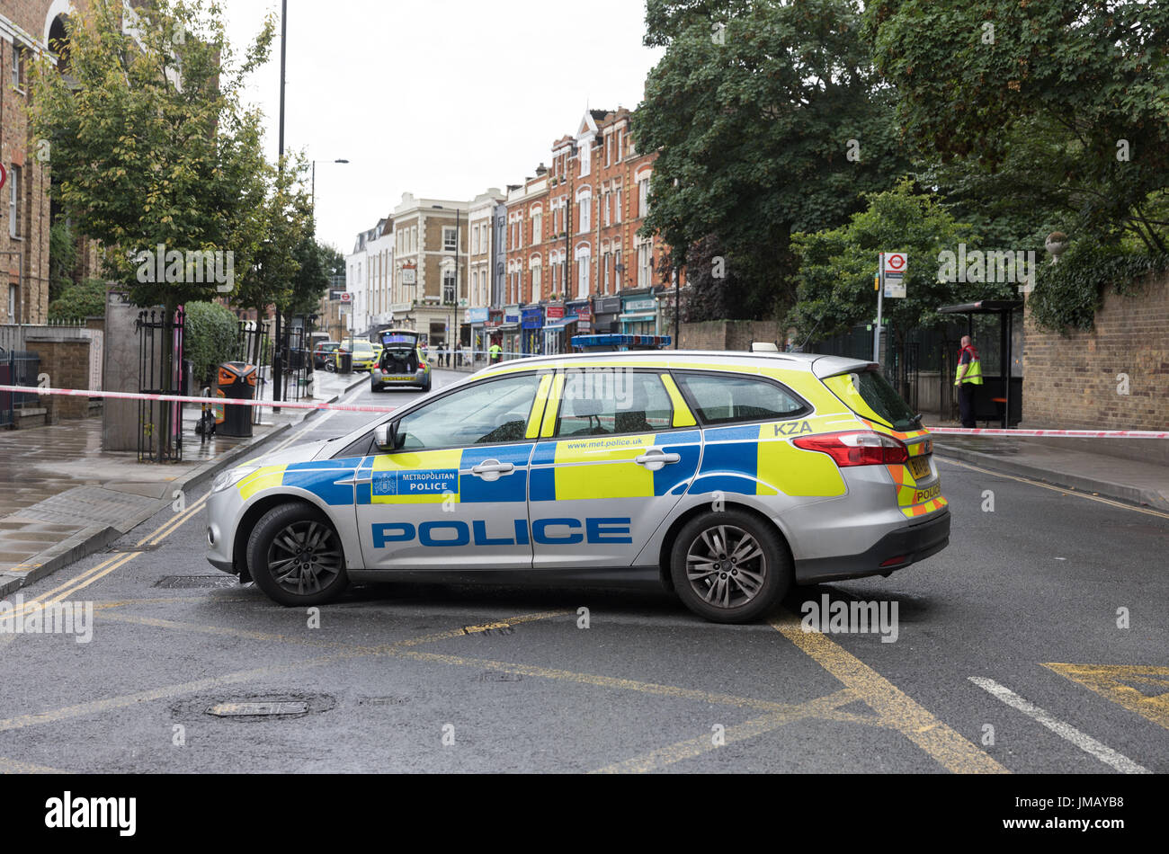 Londra, Regno Unito. 27 Luglio, 2017. Stoke Newington Church Street e altre strade chiuso dalla polizia nei pressi di Abney Park Cemetery a seguito di segnalazioni di pugnalare. Carol credito moiré/Alamy Live News. Foto Stock