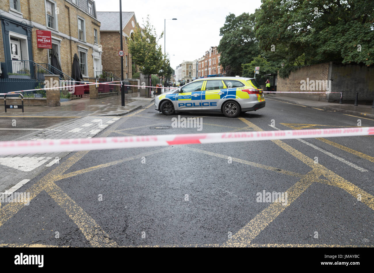 Londra, Regno Unito. 27 Luglio, 2017. Stoke Newington Church Street e altre strade chiuso dalla polizia nei pressi di Abney Park Cemetery a seguito di segnalazioni di pugnalare. Carol credito moiré/Alamy Live News. Foto Stock