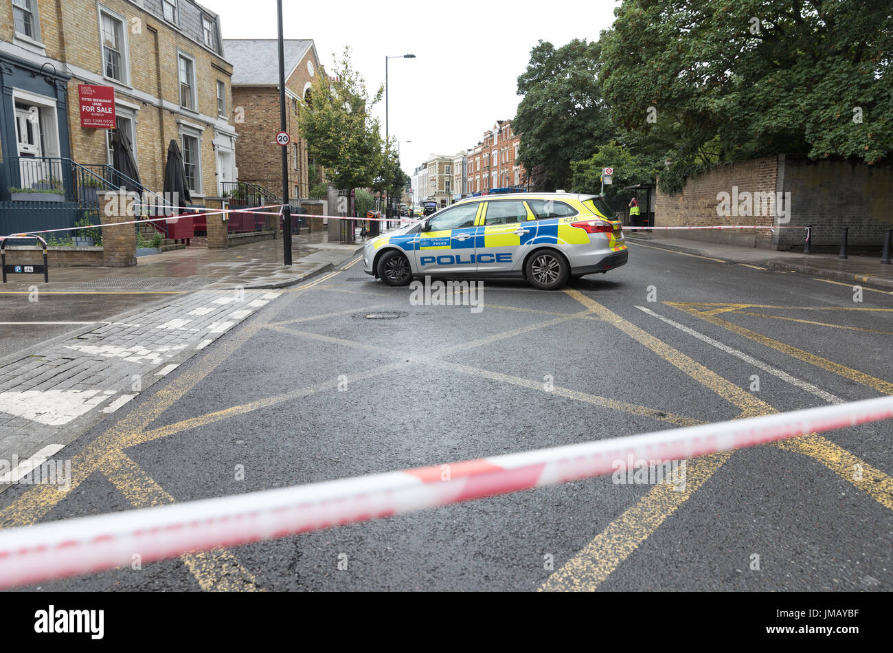 Londra, Regno Unito. 27 Luglio, 2017. Stoke Newington Church Street e altre strade chiuso dalla polizia nei pressi di Abney Park Cemetery a seguito di segnalazioni di pugnalare. Carol credito moiré/Alamy Live News. Foto Stock