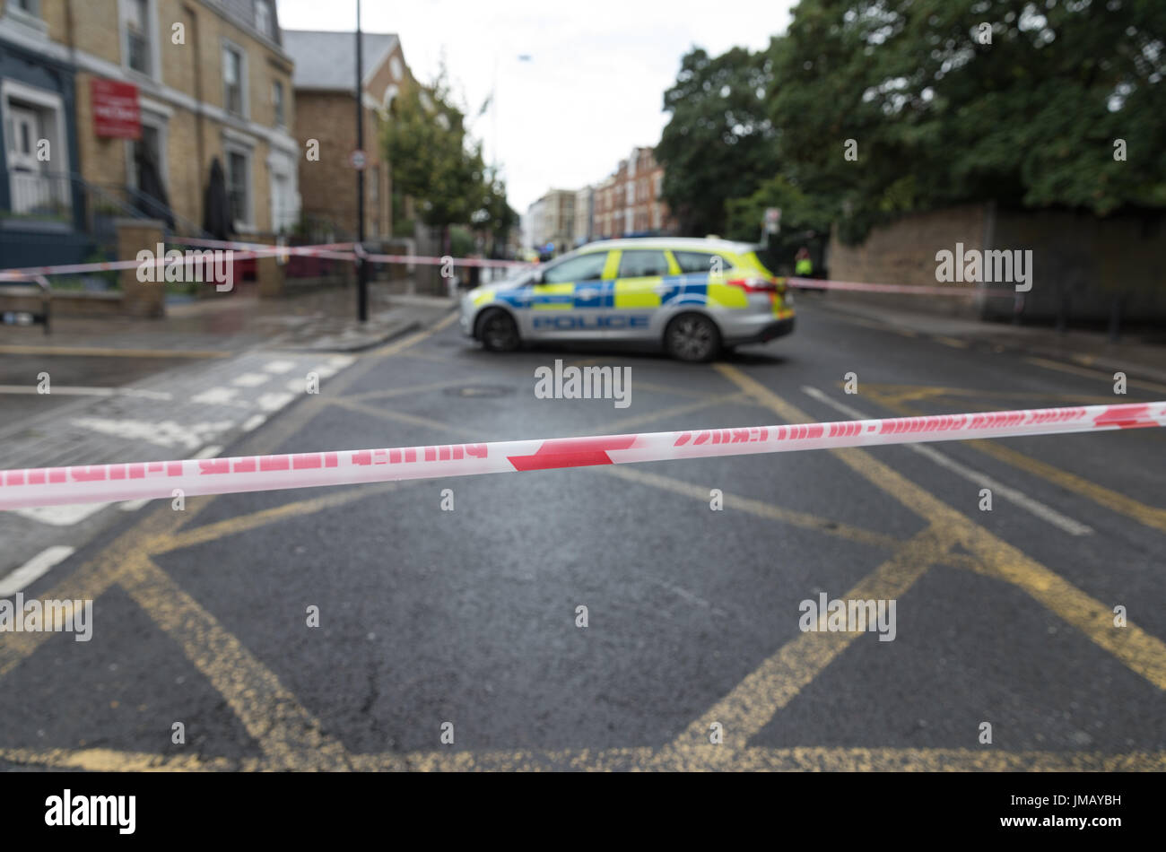 Londra, Regno Unito. 27 Luglio, 2017. Stoke Newington Church Street e altre strade chiuso dalla polizia nei pressi di Abney Park Cemetery a seguito di segnalazioni di pugnalare. Carol credito moiré/Alamy Live News. Foto Stock