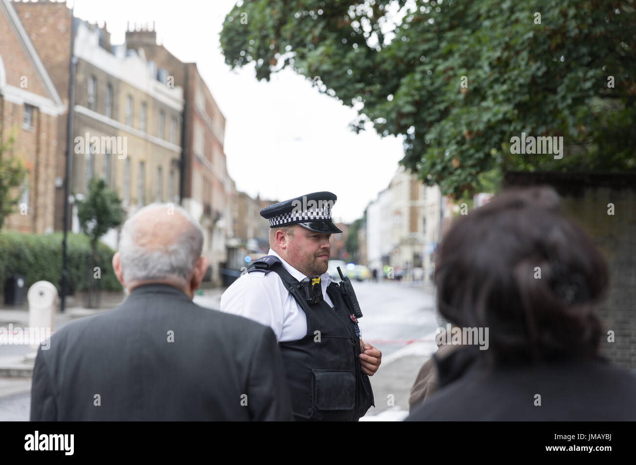 Londra, Regno Unito. 27 Luglio, 2017. Stoke Newington Church Street e altre strade chiuso dalla polizia nei pressi di Abney Park Cemetery a seguito di segnalazioni di pugnalare. Carol credito moiré/Alamy Live News. Foto Stock