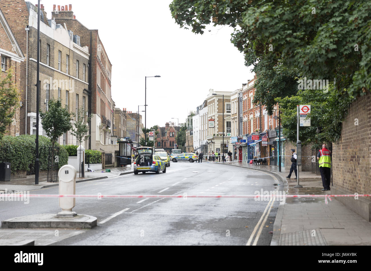 Londra, Regno Unito. 27 Luglio, 2017. Stoke Newington Church Street e altre strade chiuso dalla polizia nei pressi di Abney Park Cemetery a seguito di segnalazioni di pugnalare. Carol credito moiré/Alamy Live News. Foto Stock