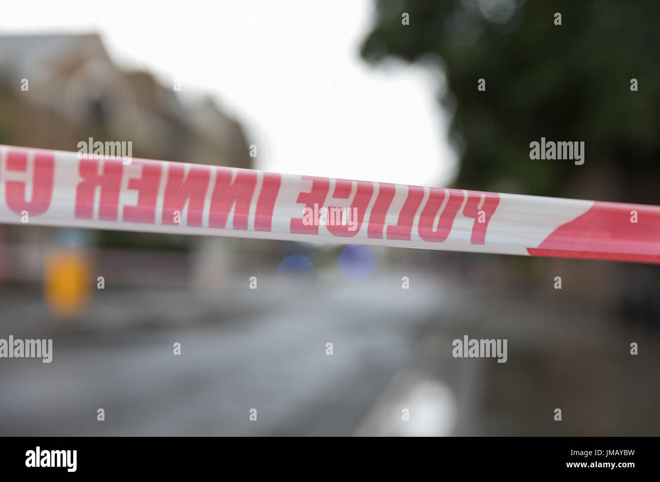 Londra, Regno Unito. 27 Luglio, 2017. Stoke Newington Church Street e altre strade chiuso dalla polizia nei pressi di Abney Park Cemetery a seguito di segnalazioni di pugnalare. Carol credito moiré/Alamy Live News. Foto Stock